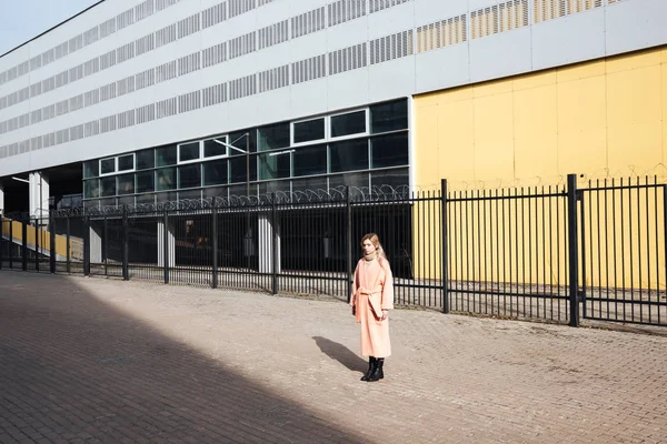 Açık havada yürüyüş ciddi genç sarışın Bayan. Bir kenara arıyorsunuz.