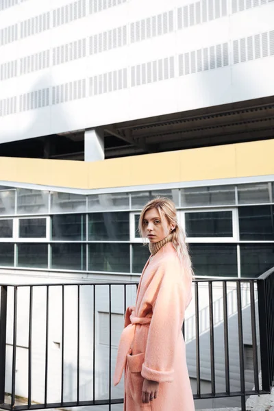 Ciddi genç sarışın Bayan açık havada yürüyüş