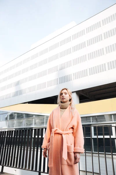 Ciddi genç sarışın Bayan açık havada yürüyüş