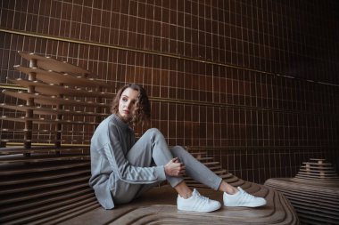 Genç kadın karşı sanat heykel eğilerek