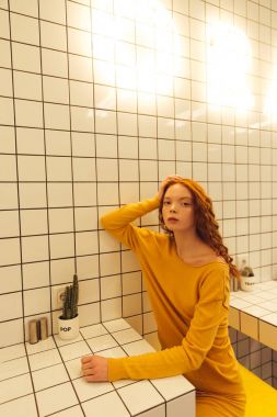 Kafede oturan genç redhead kıvırcık Bayan konsantre