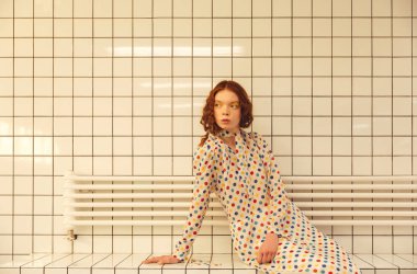 Kafede oturan genç redhead kıvırcık kadın konsantre