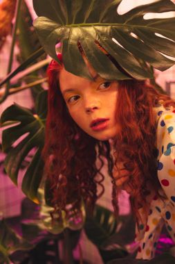 Ciddi genç redhead kıvırcık Bayan hela yakınındaki kafede ayakta