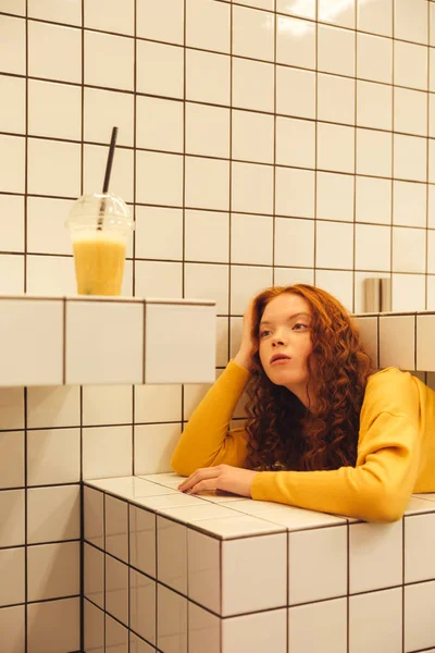 Concentrado jovem ruiva encaracolado senhora sentado no café — Fotografia de Stock