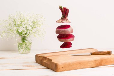 Bütün pancar Ahşap doğrama tahtası üzerinde uçan dilimlenmiş