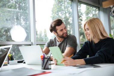 Office coworking oturan gülümseyen genç arkadaşları