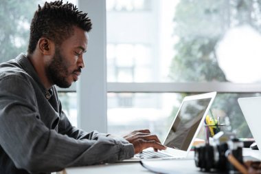 Office coworking oturan yakışıklı düşünme ciddi genç adam