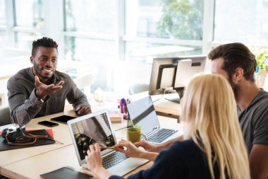 Office coworking oturan genç meslektaşları konsantre