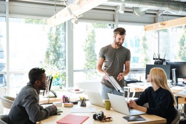 Office coworking oturan gülümseyen genç arkadaşları