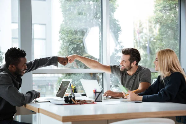 Leende unga kollegor sitter i office coworking — Stockfoto