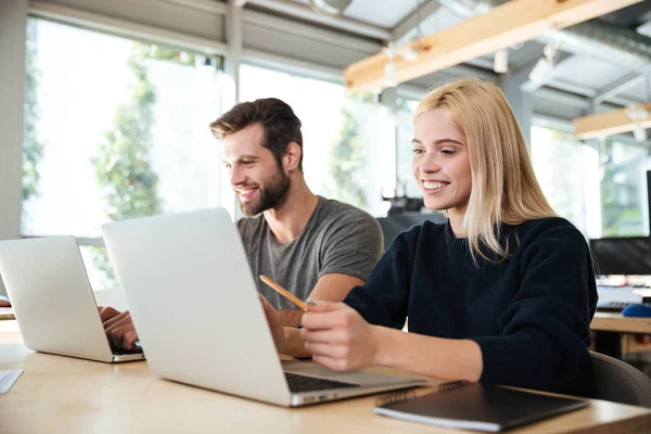 Jeunes collègues concentrés assis dans un bureau coworking — Photo