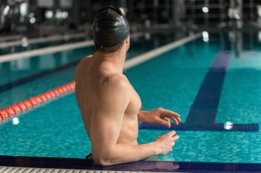 Bir erkek yüzücü duran arkadan görünüş