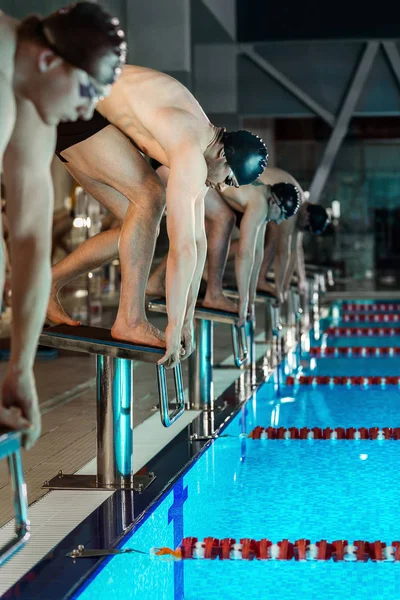 Män som stod på startblocken förbereder — Stockfoto