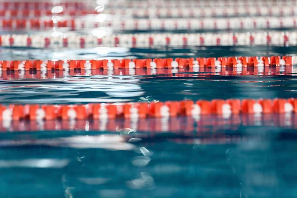 Närbild sidovy av simning körfält — Stockfoto