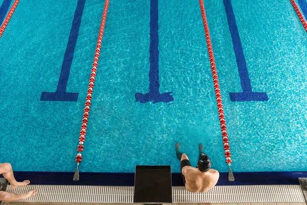 Vista superior de un nadador masculino sentado — Foto de Stock