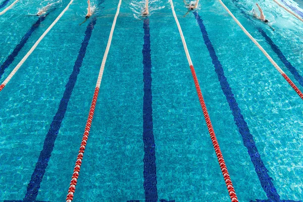 Cinco nadadores masculinos compitiendo unos contra otros — Foto de Stock