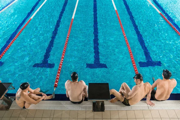 Vista superior de cuatro nadadores masculinos — Foto de Stock