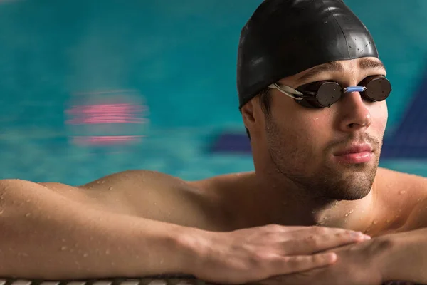 Nadador masculino con gafas y gorra de natación descansando — Foto de Stock