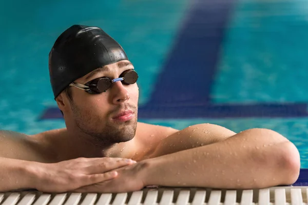 Nadador masculino con gafas y gorra de natación descansando — Foto de Stock