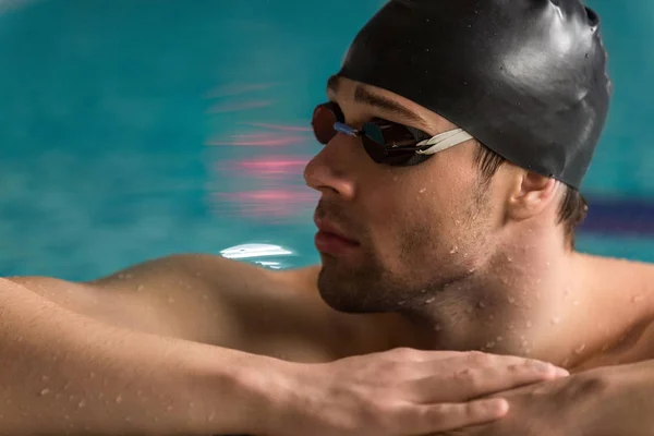 Nadador masculino con gafas y gorra de natación descansando — Foto de Stock