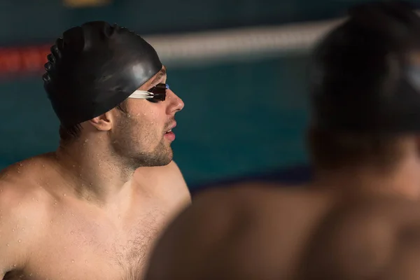 Gros plan d'un nageur en bonnet et lunettes de natation — Photo