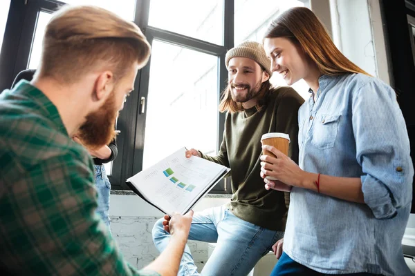 Compañeros felices en la oficina hablando entre sí — Foto de Stock