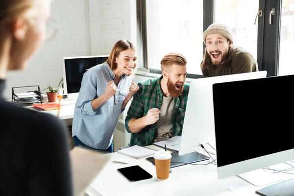 Compañeros sonrientes en la oficina hablando —  Fotos de Stock