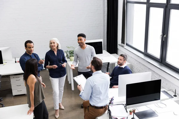 Group of office workers discussing business ideas — Stock Photo, Image