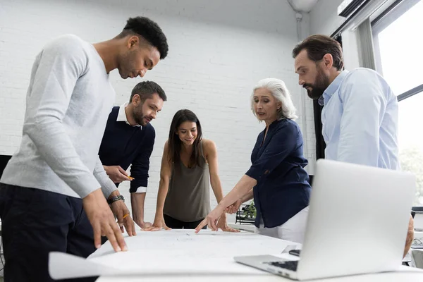 Grupo de empresarios discutiendo plan financiero — Foto de Stock