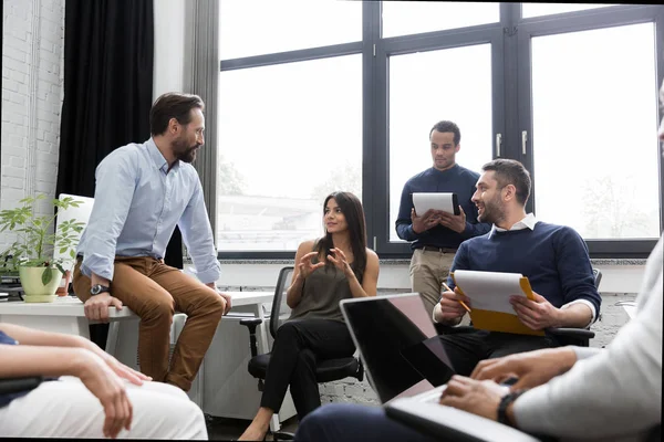 Grupp av kolleger att ha en brainstorming — Stockfoto