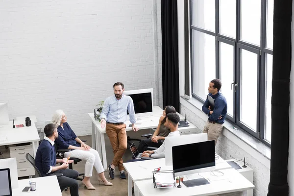 Grupp lyckliga ungdomar — Stockfoto