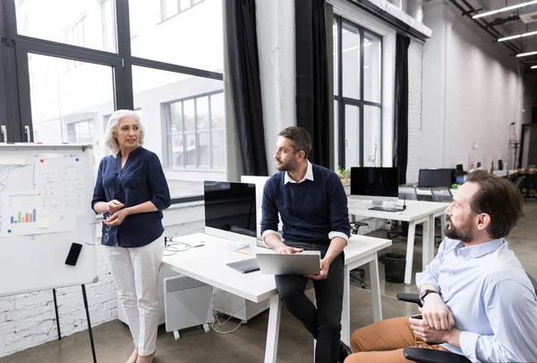 Mujer de negocios haciendo una presentación en la oficina — Foto de Stock