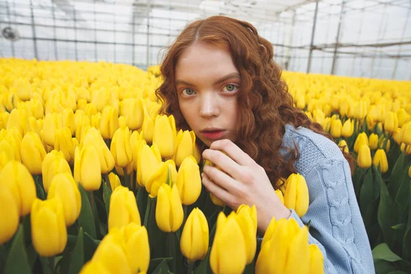 Mädchen versteckt sich in Blumen — Stockfoto