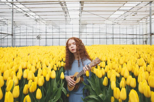 Mädchen mit Gitarre aussehender Kamera — Stockfoto