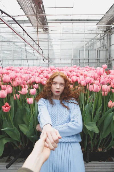 Mädchen fällt auf Blumen — Stockfoto