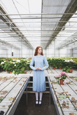 Tablolar çiçeklere bakarak