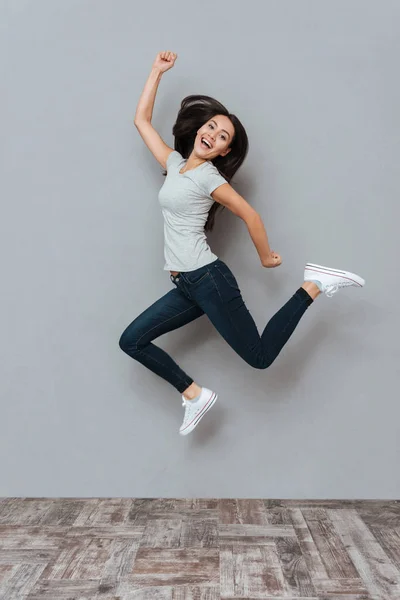 Joven alegre alegre saltando y divirtiéndose — Foto de Stock