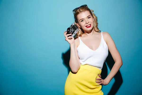 Blond kvinna i sommarkläder tar foto på retro kamera — Stockfoto