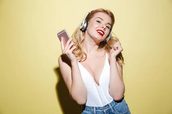 Ung dam med ljusa läppar makeup lyssnar musik — Stockfoto