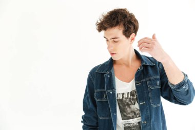 Stüdyoda poz veren genç adam