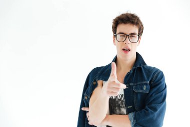 Hipster kameraya gösteren gözlük