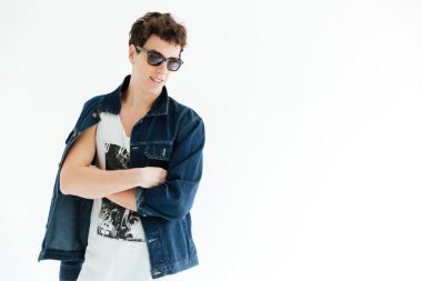 Hipster çapraz kolları poz güneş gözlüğü