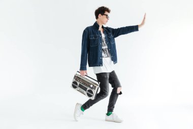 Yakışıklı genç holding boombox. Bir kenara arıyorsunuz.