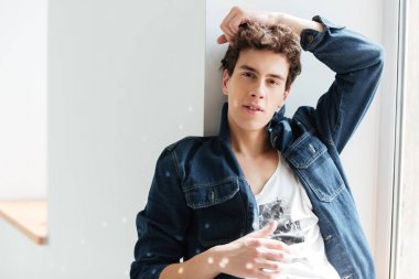 Pencere kenarında oturan hipster