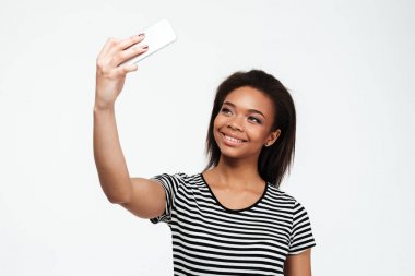 Mutlu genç Afrika Bayan yapmak selfie telefonla.
