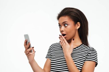 Şok genç Afrika Bayan telefonla sohbet.
