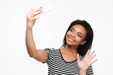 Telefonla konuşurken ve sallayarak neşeli genç Afrika Bayan.