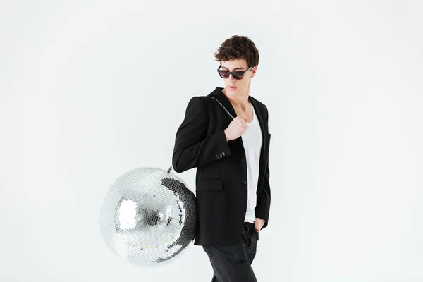 Seitenansicht eines Mannes im Anzug mit Discokugel — Stockfoto