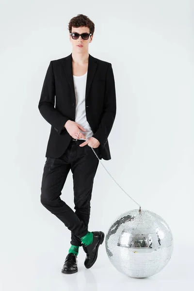 Vertikální obraz muže v obleku s disco koule — Stock fotografie