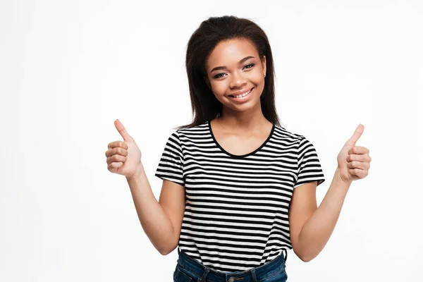 Fröhliche junge Afrikanerin zeigt Daumen hoch — Stockfoto